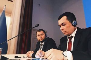 Курбединова обвиняют в размещении символики "Хизб ут-Тахрир" в соцсети в 2013 году (слева коллега Эдем Семедляев)