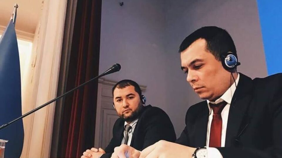 Курбединова обвиняют в размещении символики "Хизб ут-Тахрир" в соцсети в 2013 году (слева коллега Эдем Семедляев)