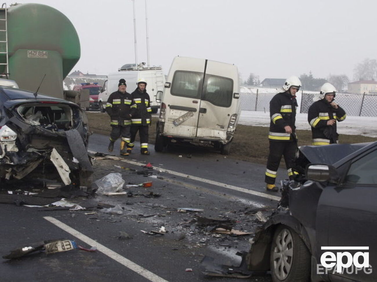 На месте ДТП работают полицейские и спасатели