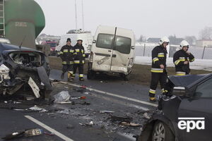 На месте ДТП работают полицейские и спасатели