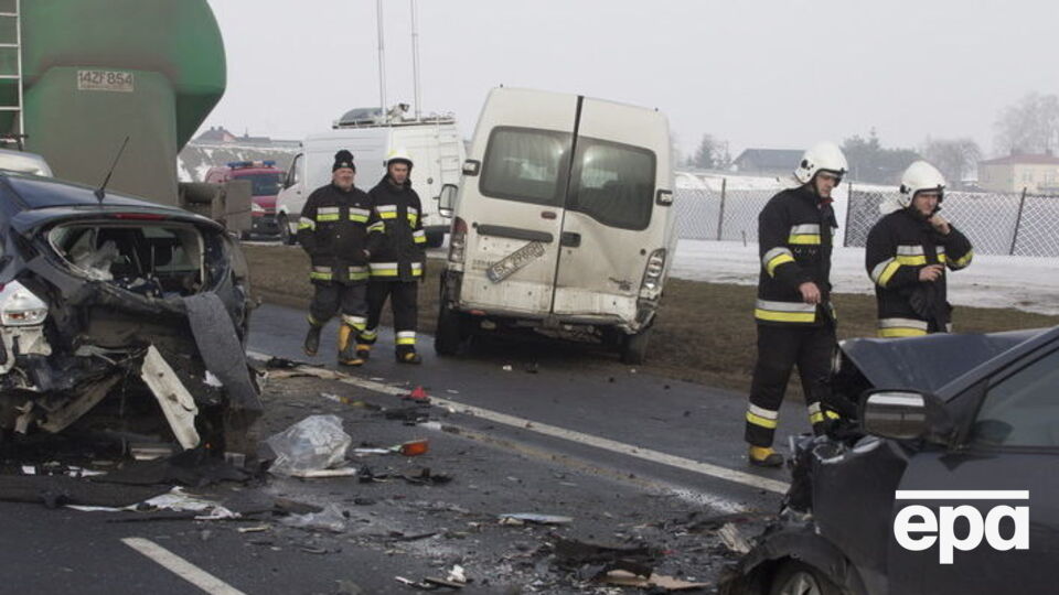 На месте ДТП работают полицейские и спасатели
