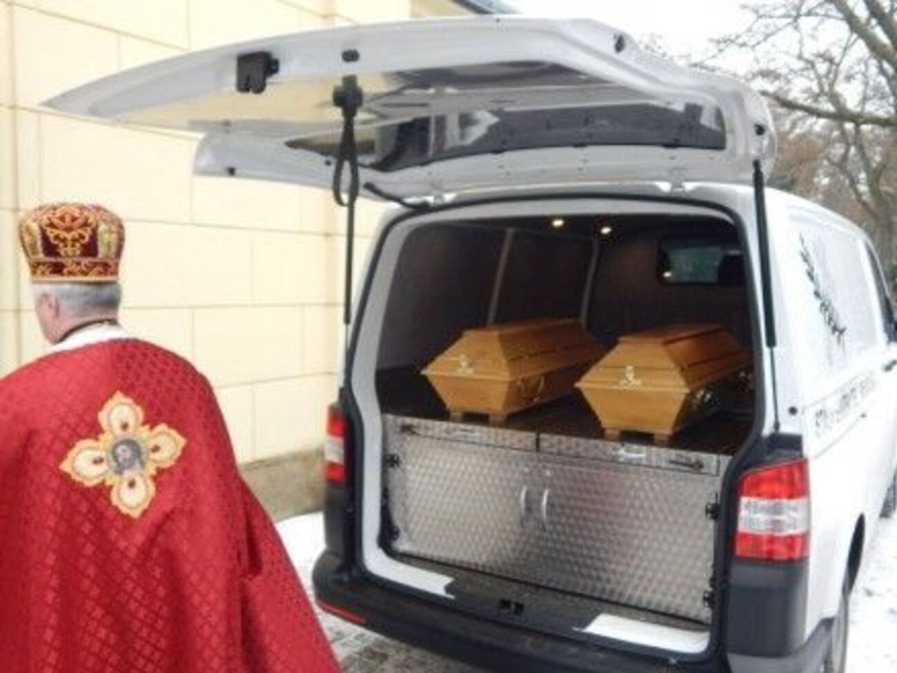 По данным СМИ, завтра прах писателя Александра Олеся и его жены доставят в Киев