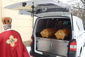 Прах писателя Александра Олеся и его жены доставлен в Украину