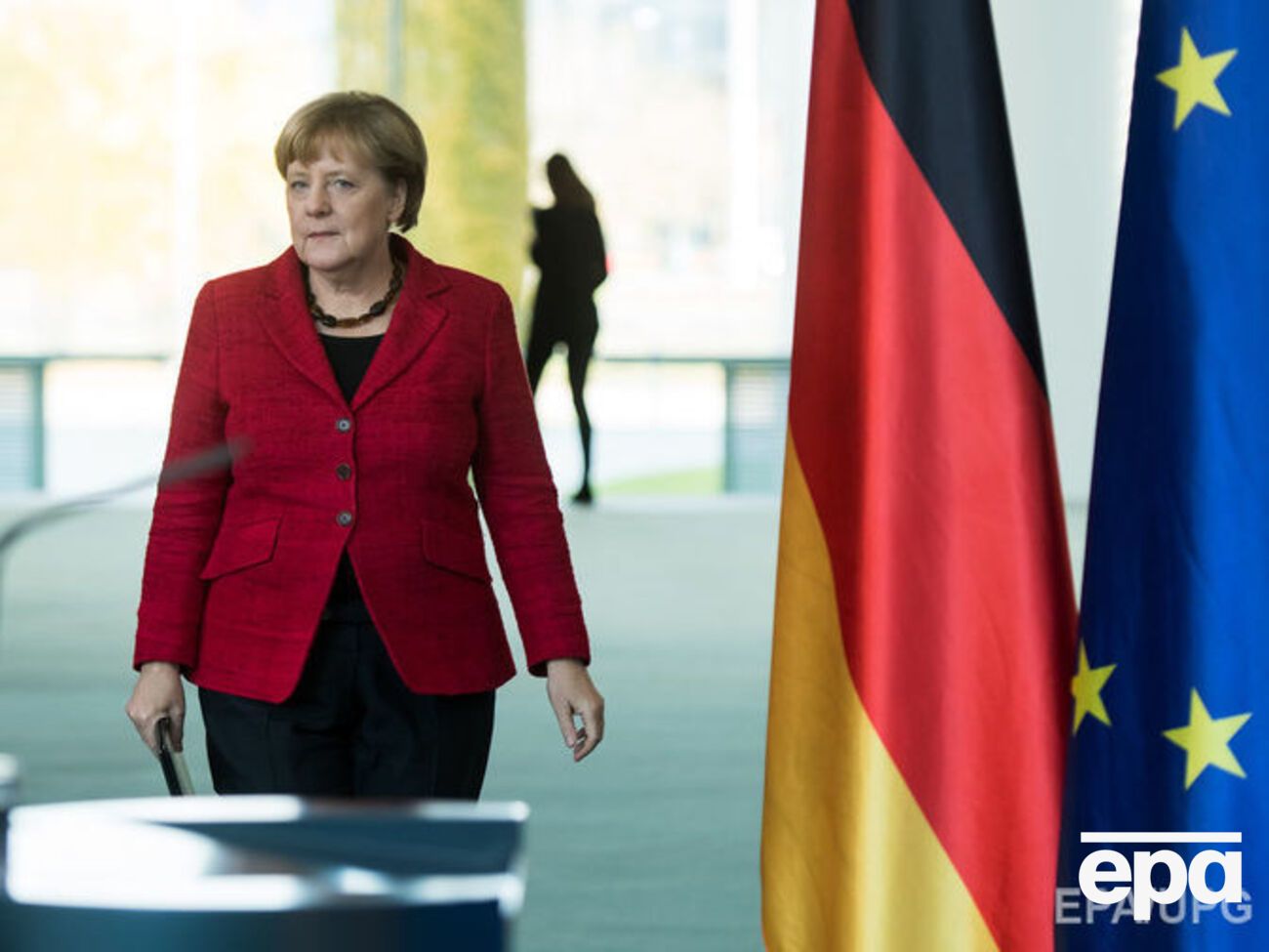 Источник не уточнил, собирается ли Трамп обсудить с Меркель антироссийские санкции