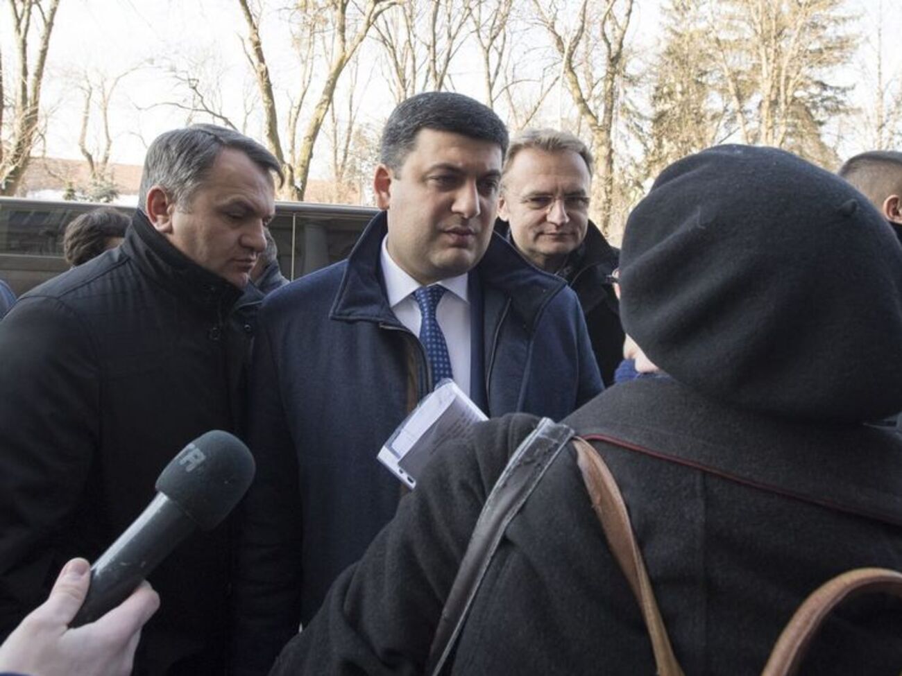 Гройсман сейчас находится во Львове (на фото с губернатором области Олегом Синюткой и мэром Андреем Садовым)