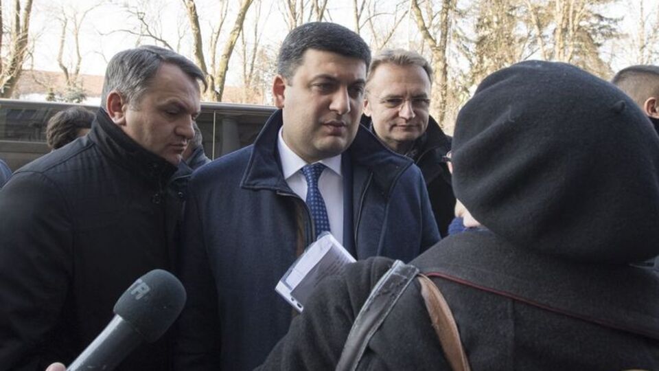 Гройсман сейчас находится во Львове (на фото с губернатором области Олегом Синюткой и мэром Андреем Садовым)