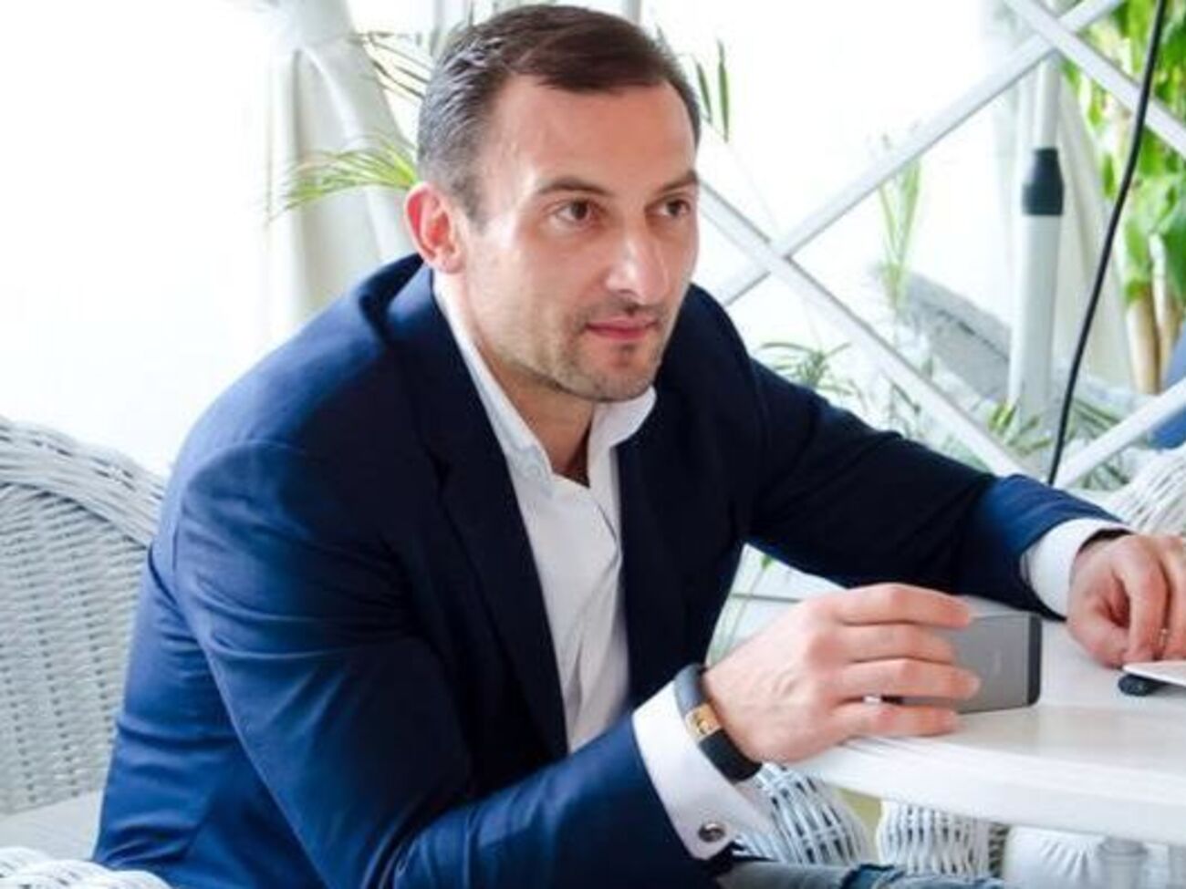 Журналисты утверждают, что в Швейцарии у депутата открыты счета в американских долларах, евро, фунтах стерлингов и в дирхамах ОАЭ