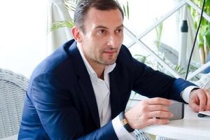 Журналисты утверждают, что в Швейцарии у депутата открыты счета в американских долларах, евро, фунтах стерлингов и в дирхамах ОАЭ