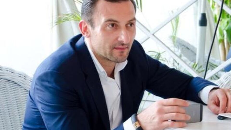 Журналисты утверждают, что в Швейцарии у депутата открыты счета в американских долларах, евро, фунтах стерлингов и в дирхамах ОАЭ