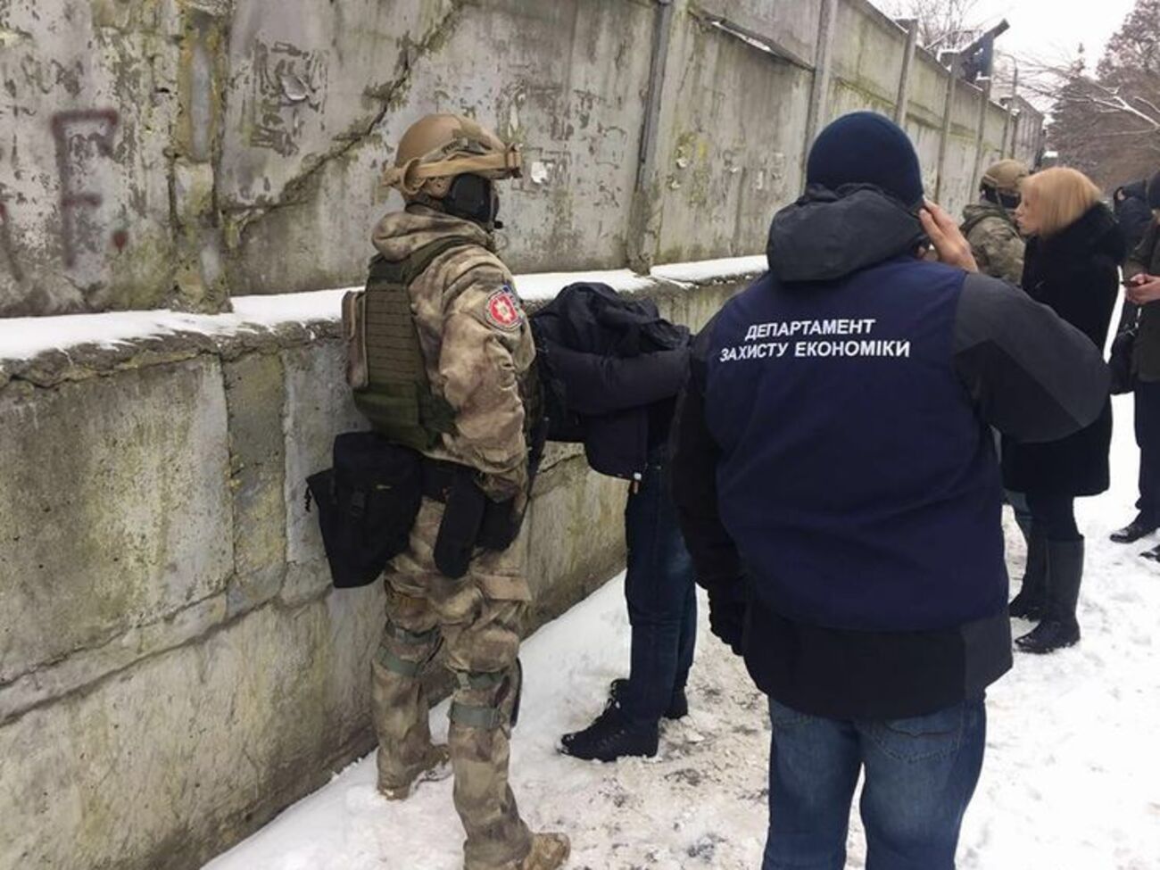 Задержание проводили сотрудники департамента защиты экономики Национальной полиции, следователи военной прокуратуры Центрального региона и бойцы спецподразделения КОРД