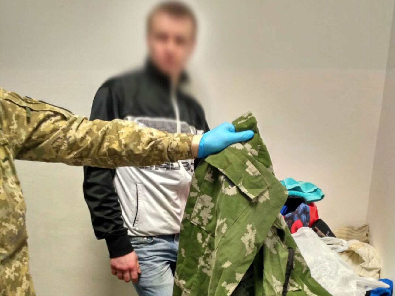 У одного из шести задержанных россиян правоохранители обнаружили военный билет, жетон ВС РФ и маскировочный халат