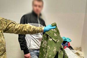 У одного из шести задержанных россиян правоохранители обнаружили военный билет, жетон ВС РФ и маскировочный халат