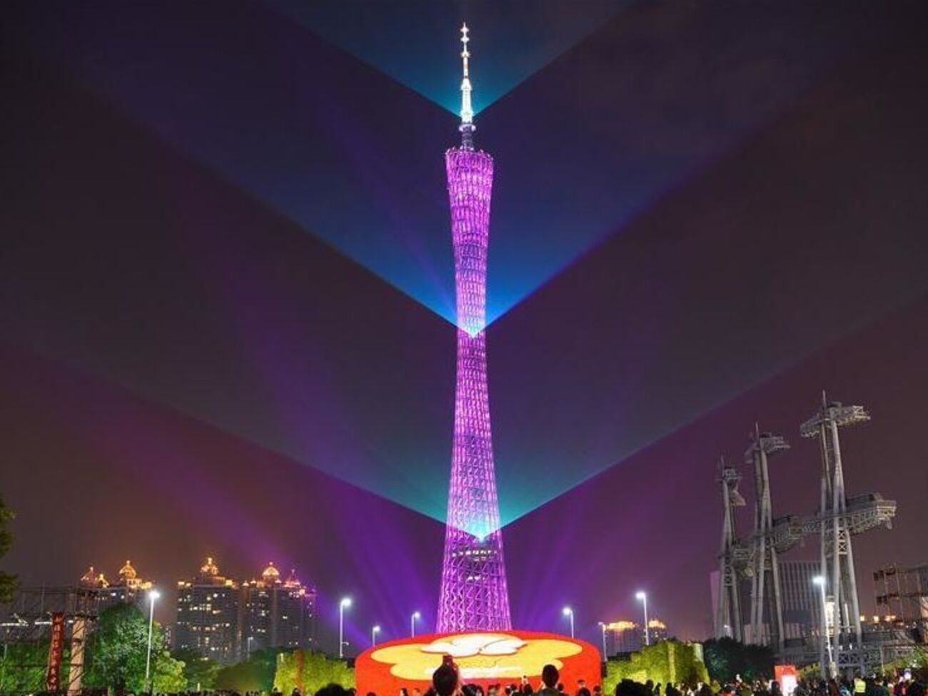 В Китае в канун лунного Нового года провели световое шоу