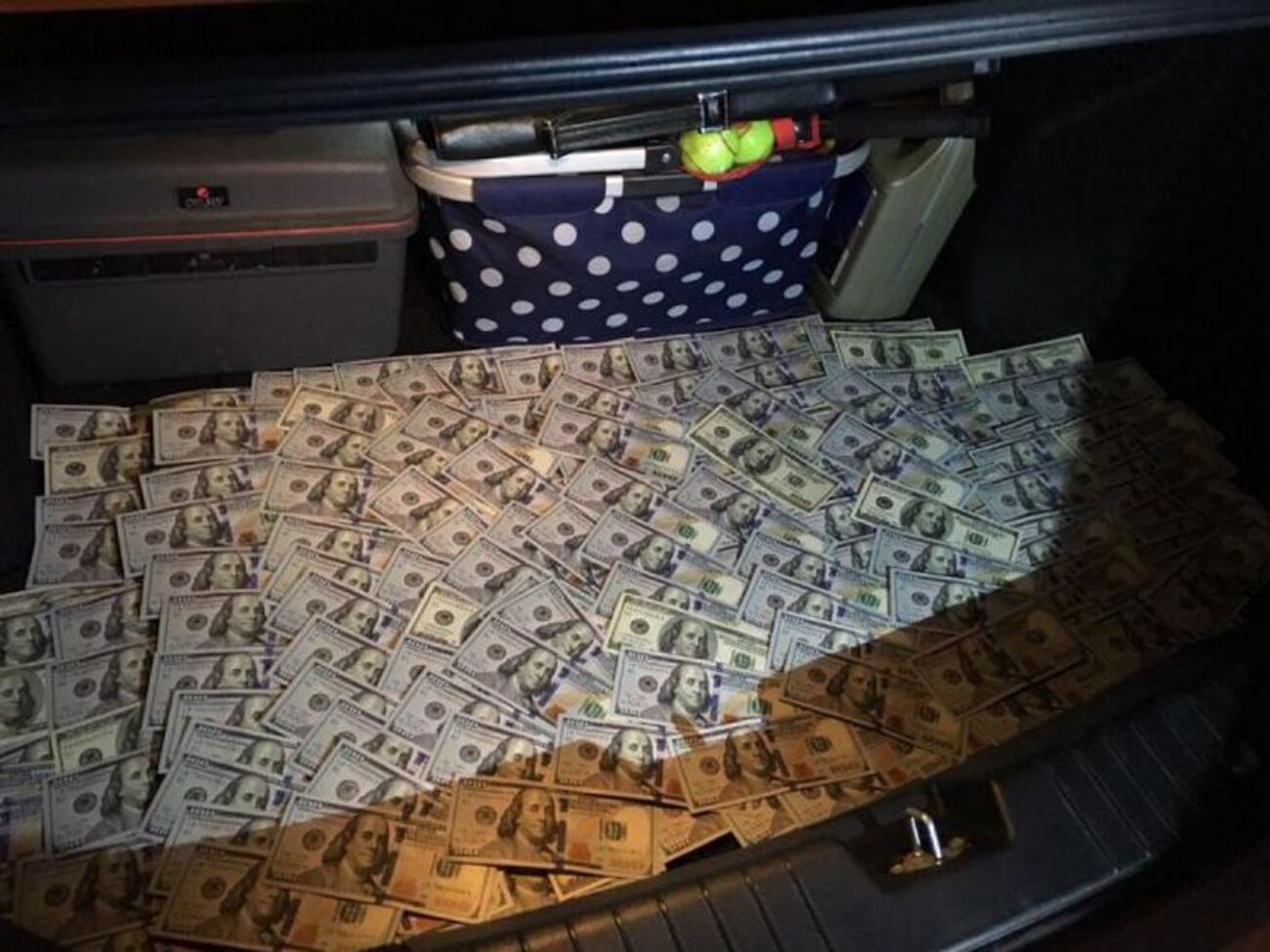 Сотрудники НАБУ задержали судью и его сообщника на "горячем" во время получения взятки