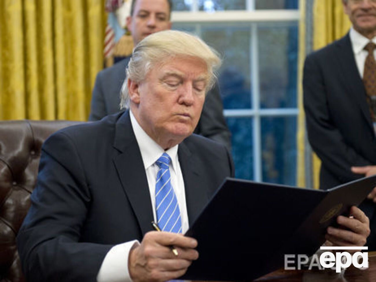 Трамп ужесточил условия проверки для прибывающих в США людей