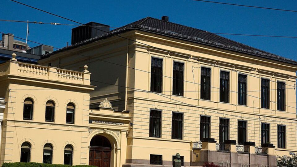 Двое представителей посольства России пришли к директору Норвежского нобелевского института Улаву Ньелстаду