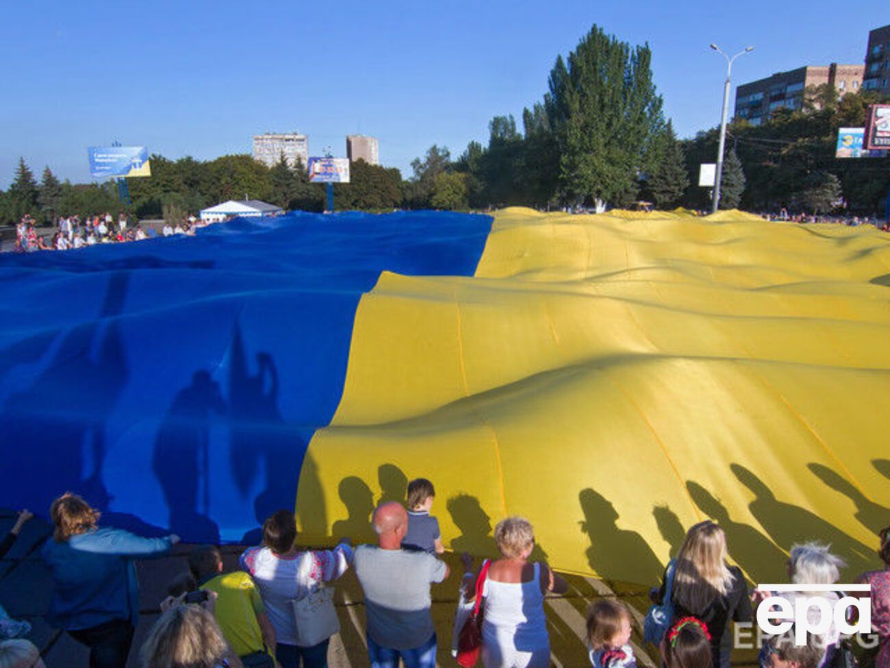 28 января 1992 года Верховная Рада утвердила сине-желтый флаг государственным флагом Украины