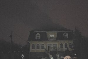 После взрыва загорелась кровля дома