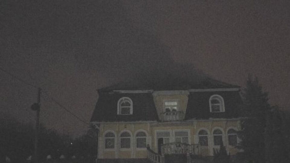 После взрыва загорелась кровля дома