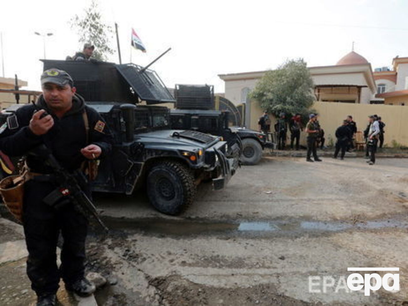 Офицер полиции сообщил, что боевики заминировали дороги, чтобы не дать мирному населению уйти