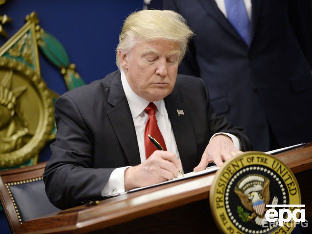Нобелевские лауреаты из США выступили против документа, подписанного Трампом