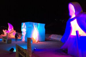 Изготовленная украинцами снежная скульптура (справа) признана лучшей на фестивале