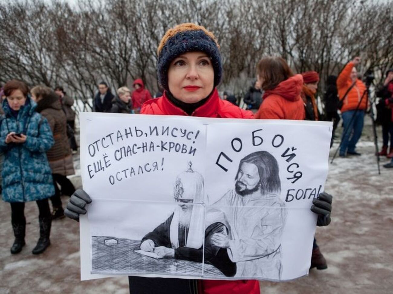 Участники акции протеста держали плакаты "Не укради", "Христа на РПЦ нет", "Богу не нужна недвижимость&raquo; и т.д.