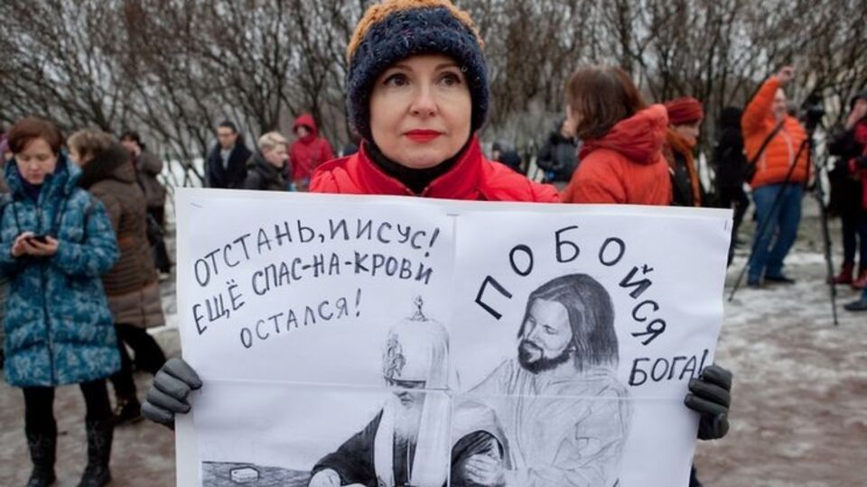 Участники акции протеста держали плакаты "Не укради", "Христа на РПЦ нет", "Богу не нужна недвижимость» и т.д.
