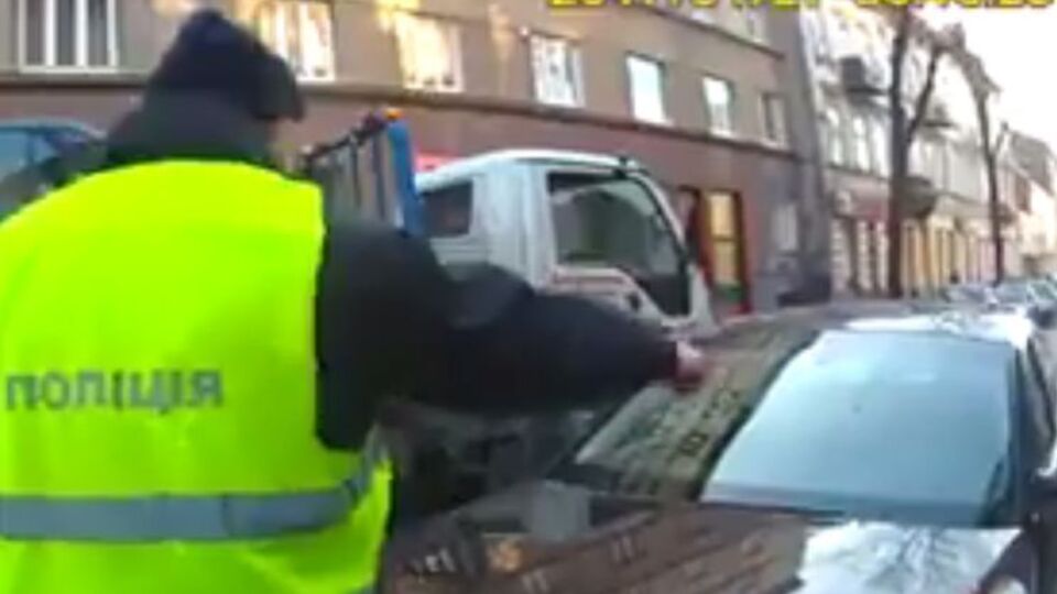 Водитель агрессивно отреагировал на замечание патрульных, а потом нажал на педаль газа и наехал на инспектора