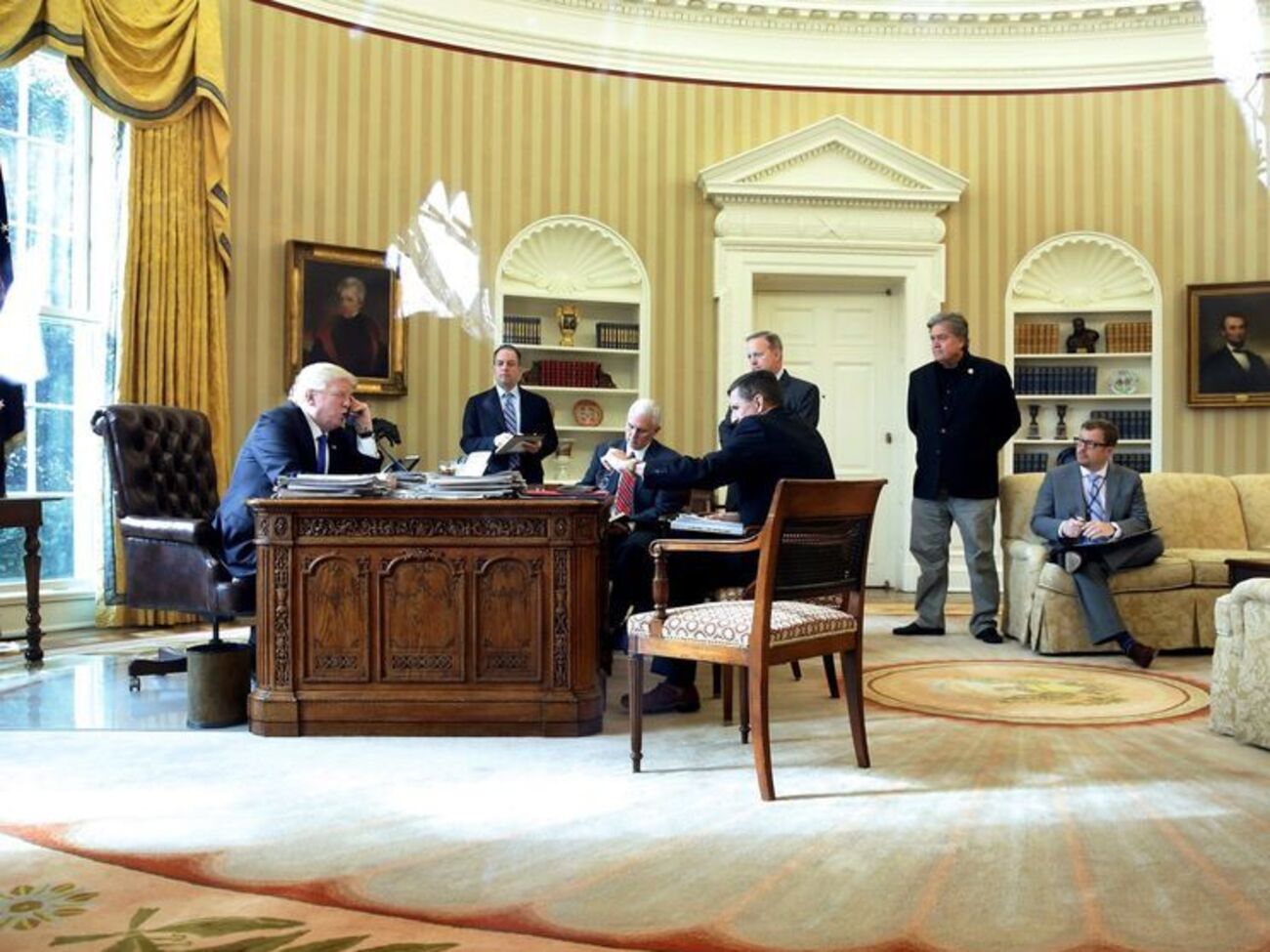 Трамп общался с Путиным, находясь в Овальном кабинете Белого дома