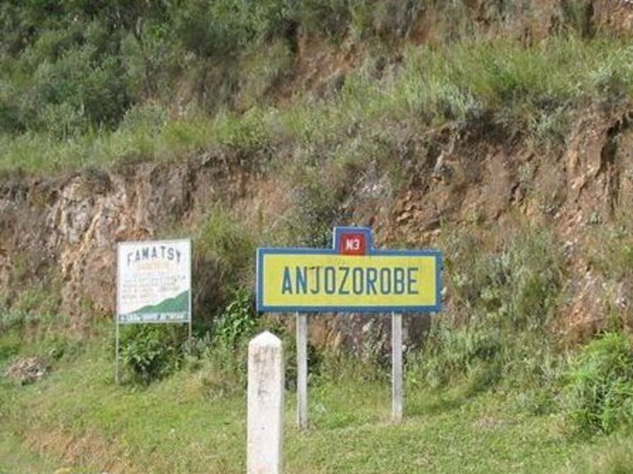 Грузовик упал с моста в реку недалеко от города&nbsp;Анджозоробе