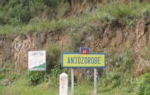 Грузовик упал с моста в реку недалеко от города Анджозоробе