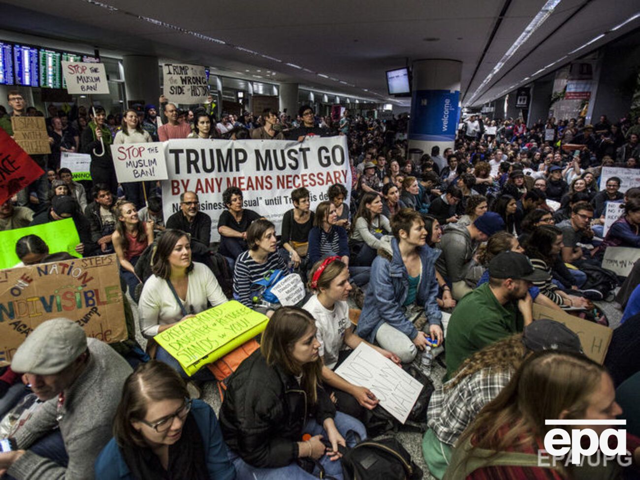 В аэропортах нескольких американских городов прошли манифестации с требованием отменить подписанный Трампом указ