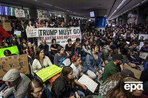 В аэропортах нескольких американских городов прошли манифестации с требованием отменить подписанный Трампом указ