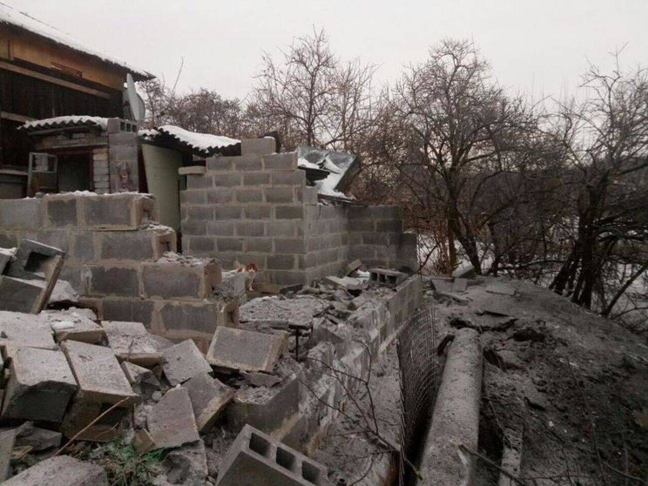 В результате обстрелов жители Авдеевки остались без света