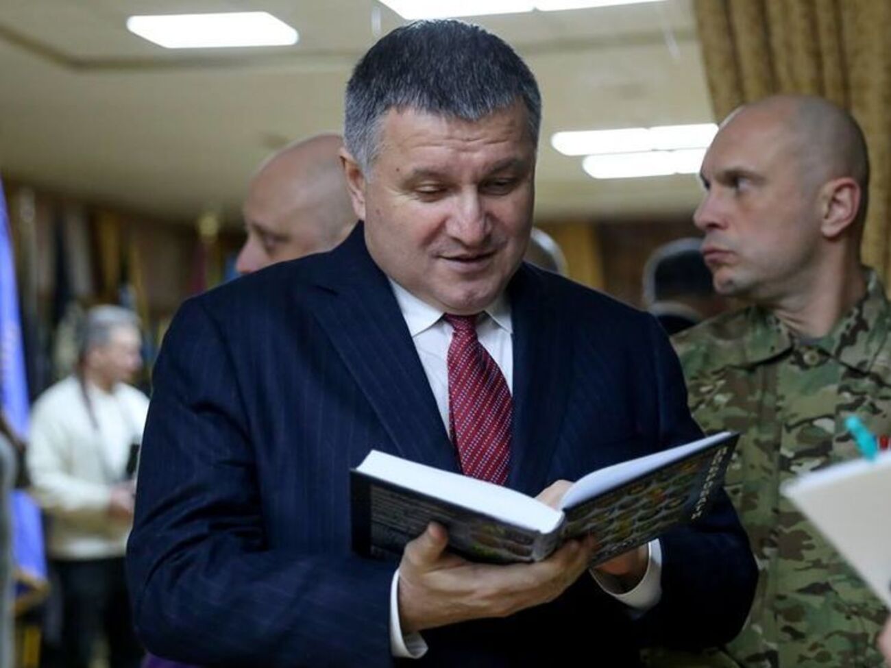 Аваков: Я дарю подарки друзьям и родным. А в случае с отличием МВД "Огнестрельное оружие" – министр награждает.