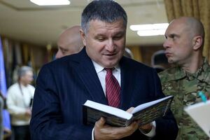 Аваков: Я дарю подарки друзьям и родным. А в случае с отличием МВД "Огнестрельное оружие" – министр награждает.