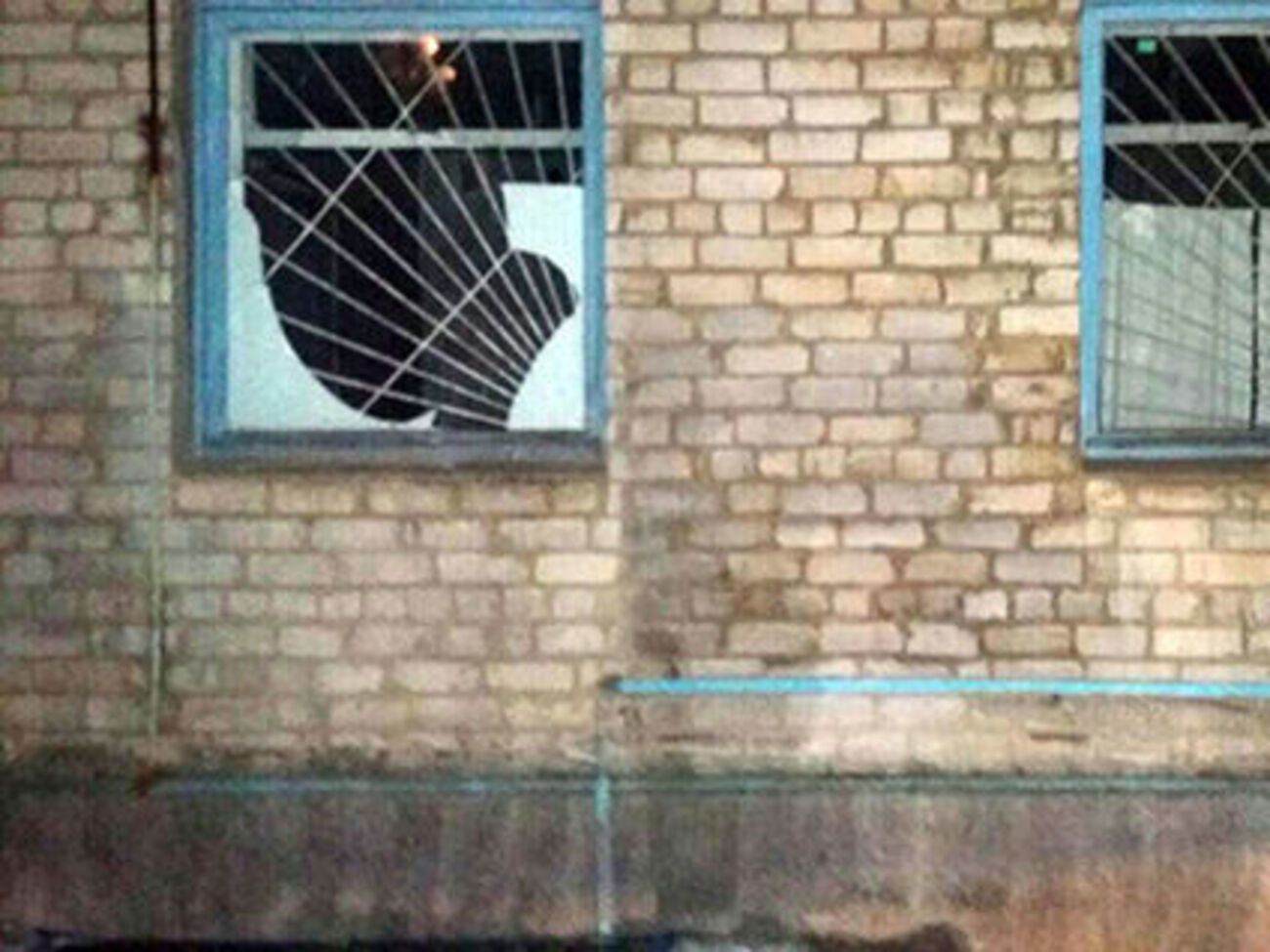 В результате взрыва повреждены окна здания