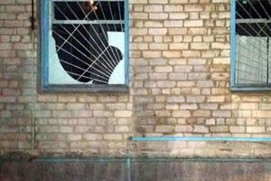 В результате взрыва повреждены окна здания