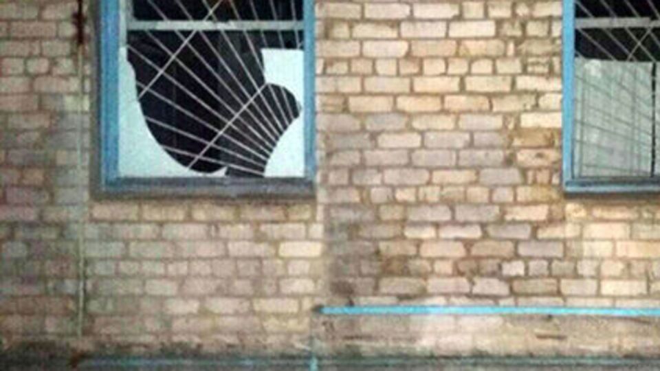 В результате взрыва повреждены окна здания