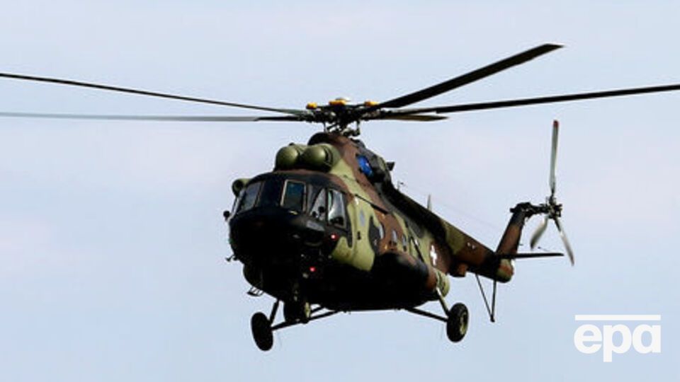 Вертолет ищут восемь военных самолетов