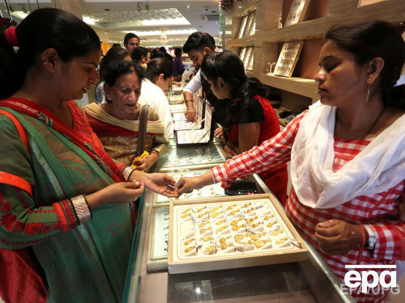 За два дня в стране купили больше четырех тонн золота