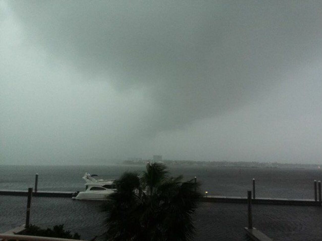 Торнадо привел к разрушениям