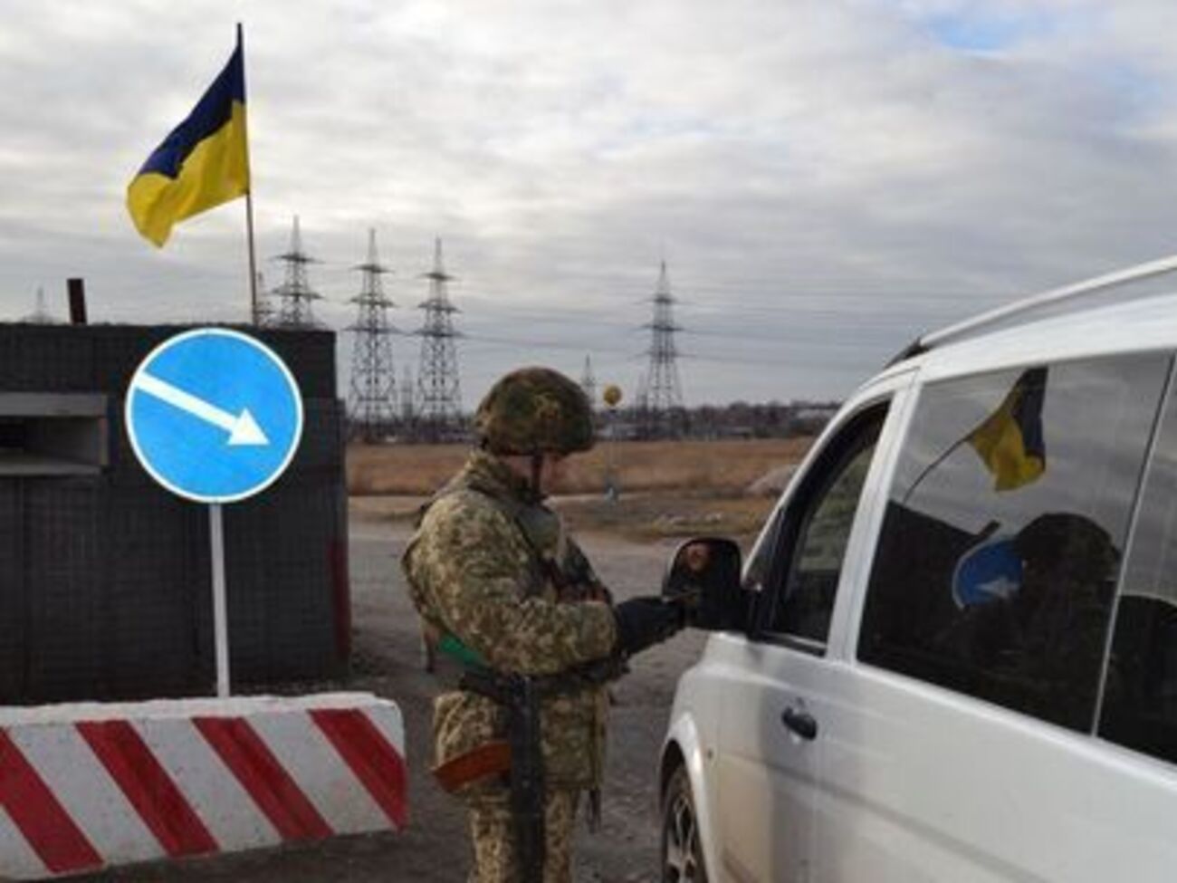 В ОГА считают, что создание дополнительного пункта пропуска разгрузило бы пешеходный переход в Станице Луганской