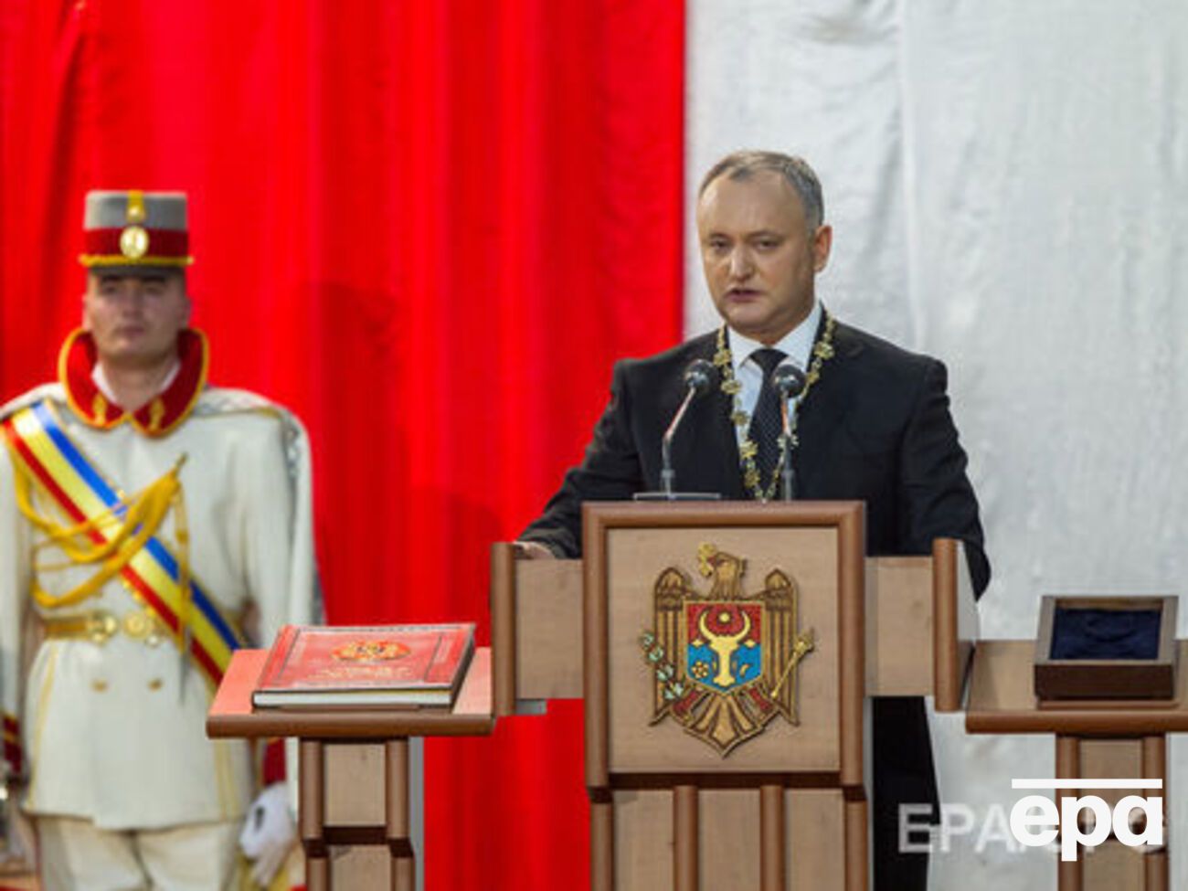 Додон лишил гражданства экс-президента Румынии