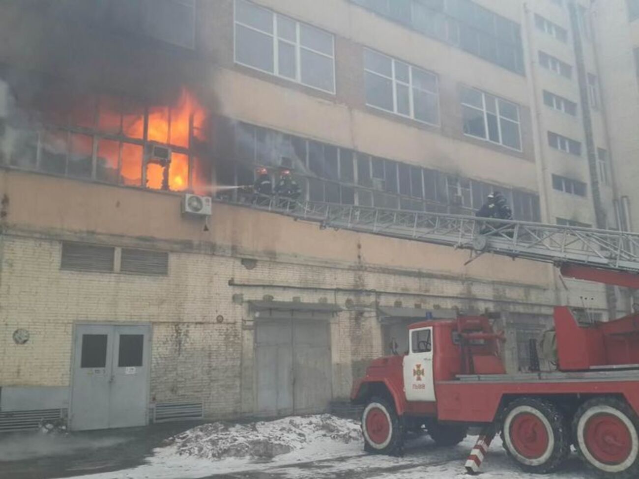 Спасатели боролись с огнем в цеху завода "Электрон"