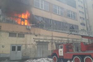 Спасатели боролись с огнем в цеху завода "Электрон"