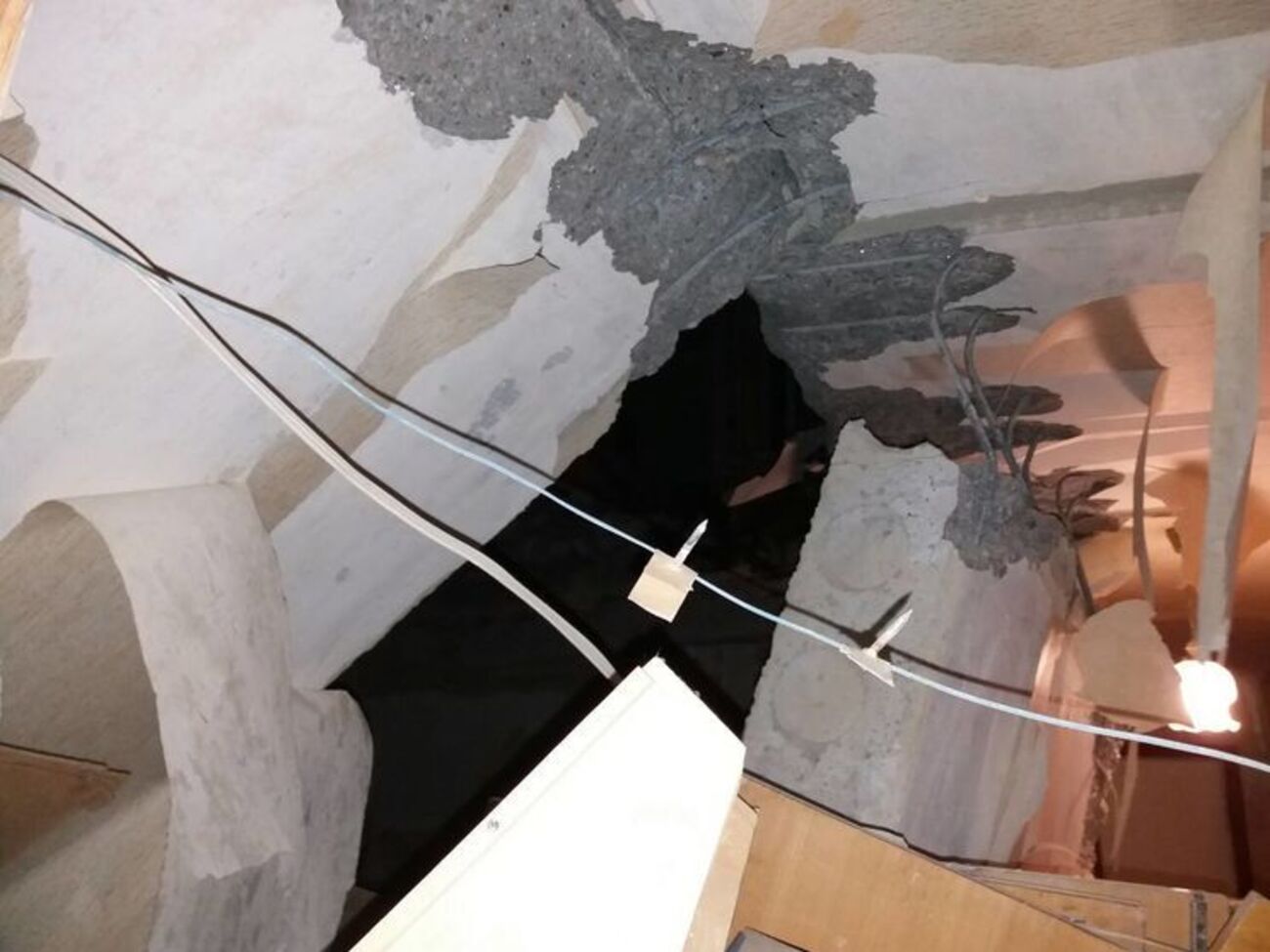 Взрыв обрушил перекрытия и межкомнатные перегородки