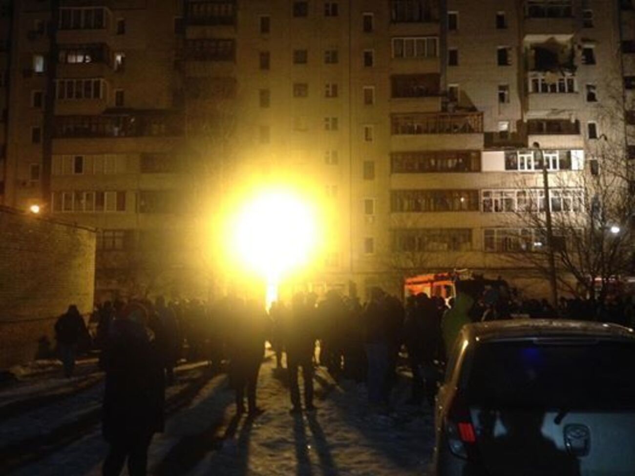 Жители дома, где произошел взрыв, находятся на улице