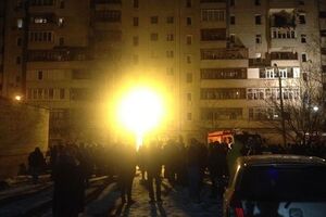 Жители дома, где произошел взрыв, находятся на улице